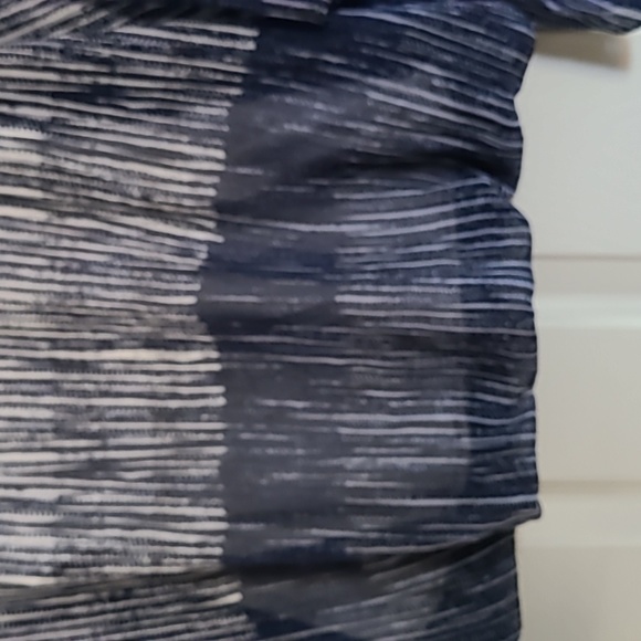 Alfani navy/white sheer ombre top w cami. Sheer winged sleeve,ruched waist P/M. - Picture 4 of 9